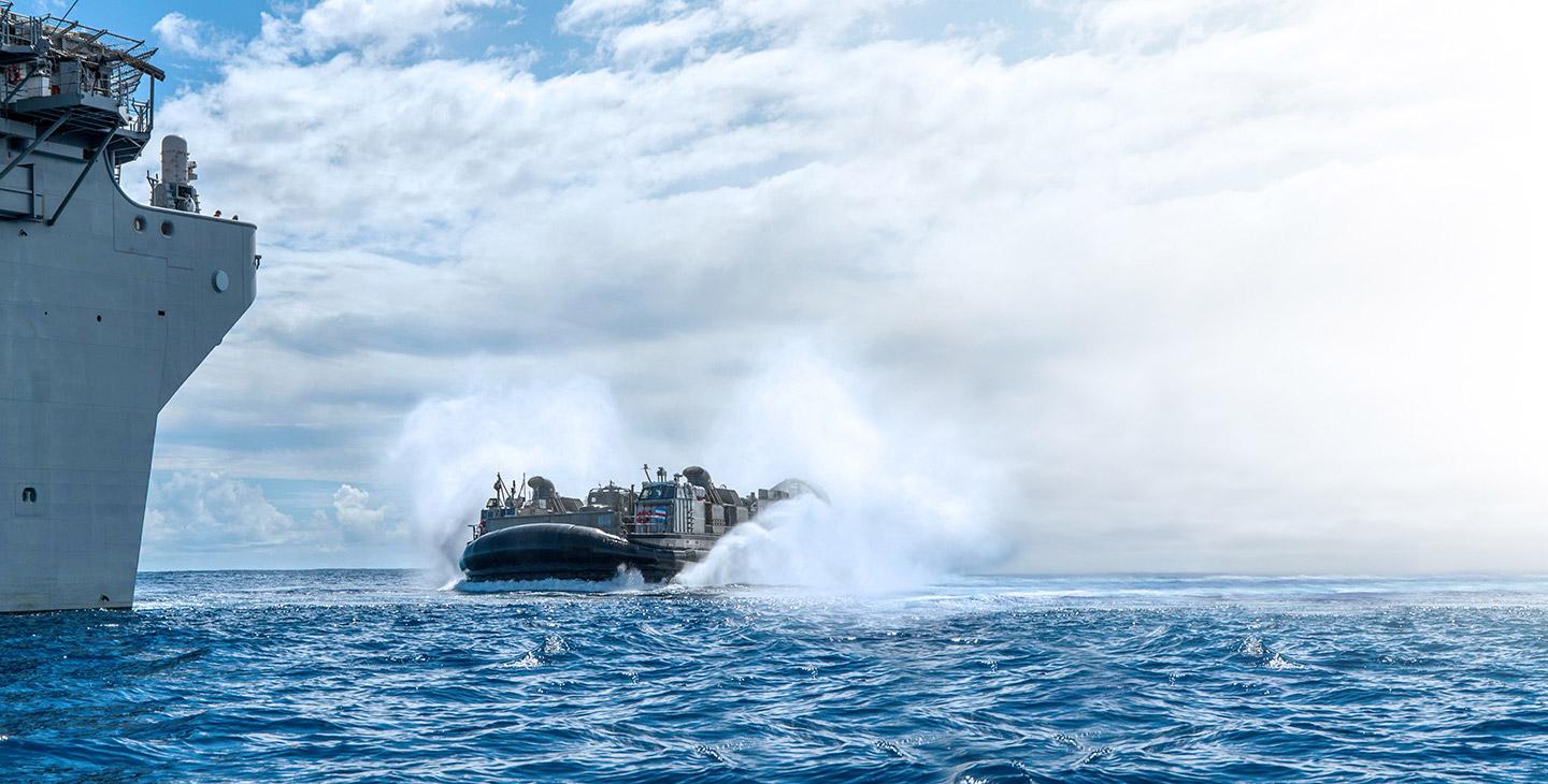 LCACS ship approaching a 航空公司 out at sea